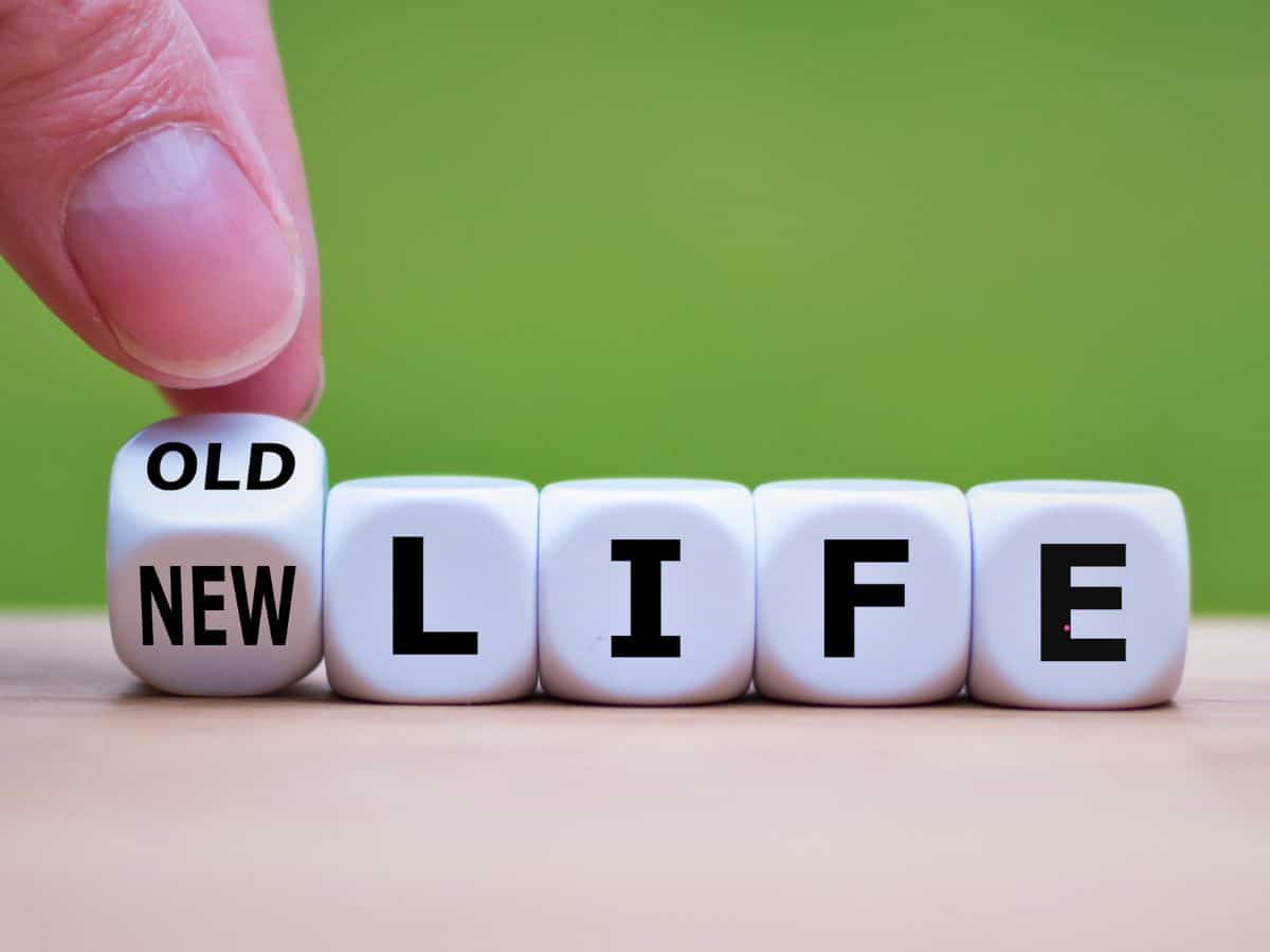 Fingers roll dice showing "OLD" to "NEW", followed by "LIFE" against a green background.